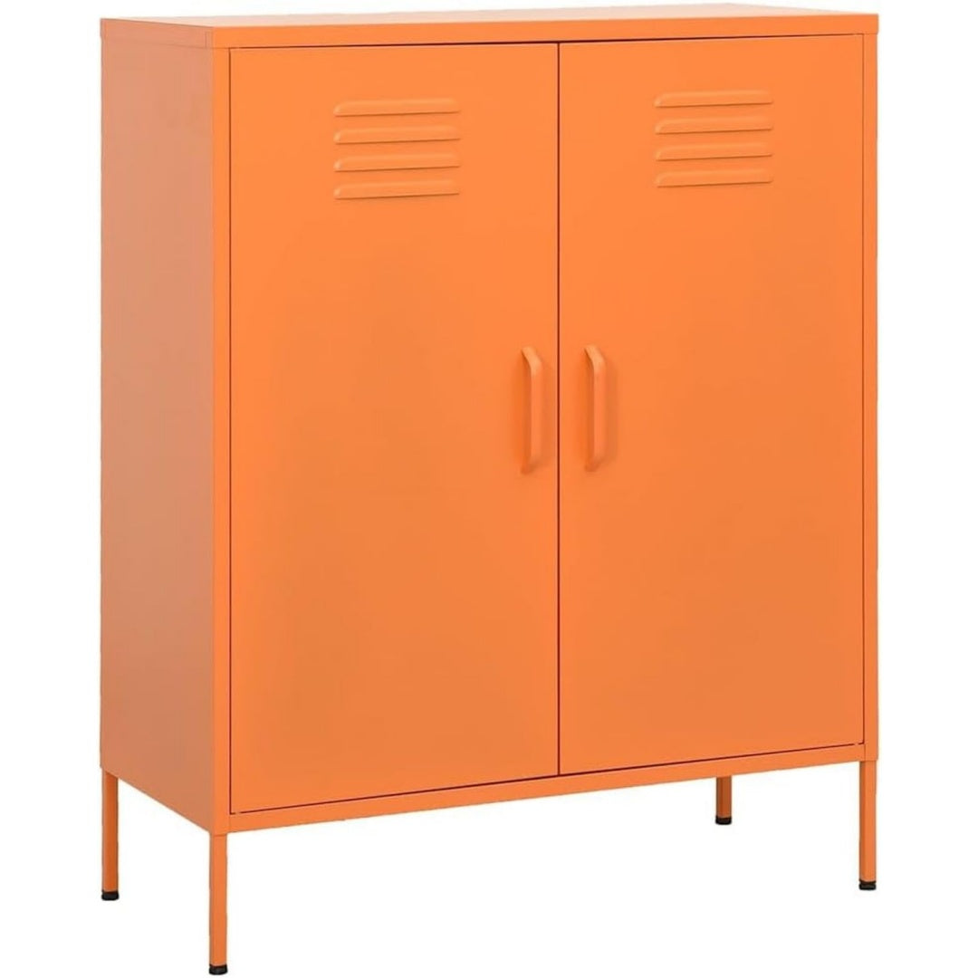 Verstellbare Ablagen treffen auf 2 Tueren an dem Sideboard