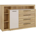 Geschlossener Stauraum und eine Tuer an dem Hochschrank
