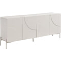 Grifflose Fronten und beschichtete Flaechen an dem Sideboard