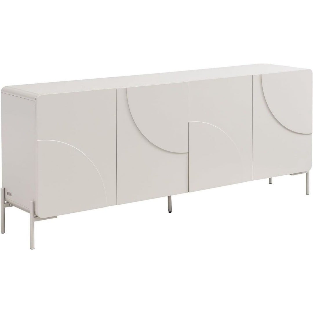 Grifflose Fronten und beschichtete Flaechen an dem Sideboard