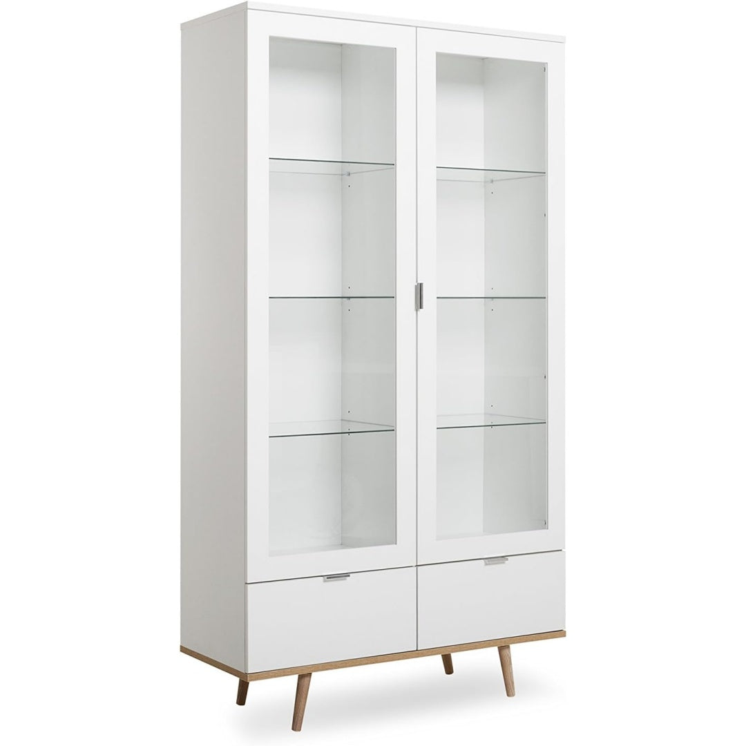 Holzbeine praegen die Vitrine