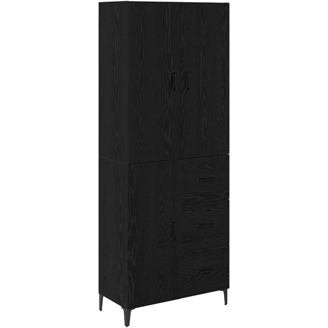 Eine Wandmontage und Metallgriffe an dem Hochschrank