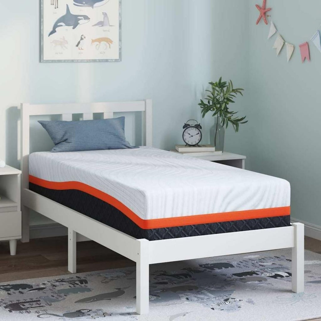 Die Matratze misst 80 x 160 cm in Weiss und Grau