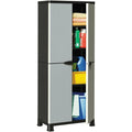Das Sideboard vereint Flechtoptik mit geschlossenem Stauraum