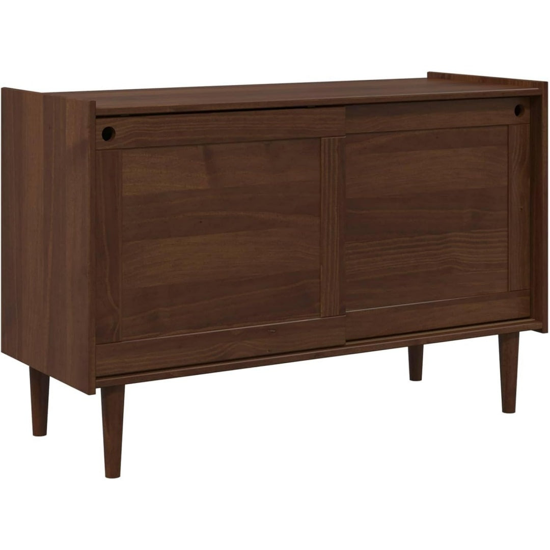 Schiebetueren und geschlossenen Stauraum an dem Sideboard