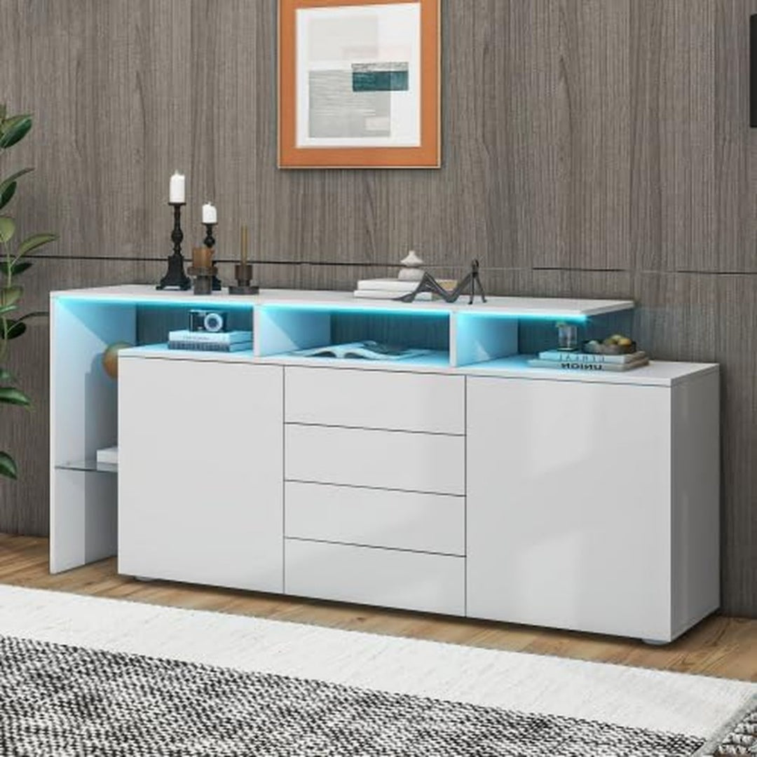 Sideboard verbindet LED Beleuchtung und glaenzende Oberflaechen