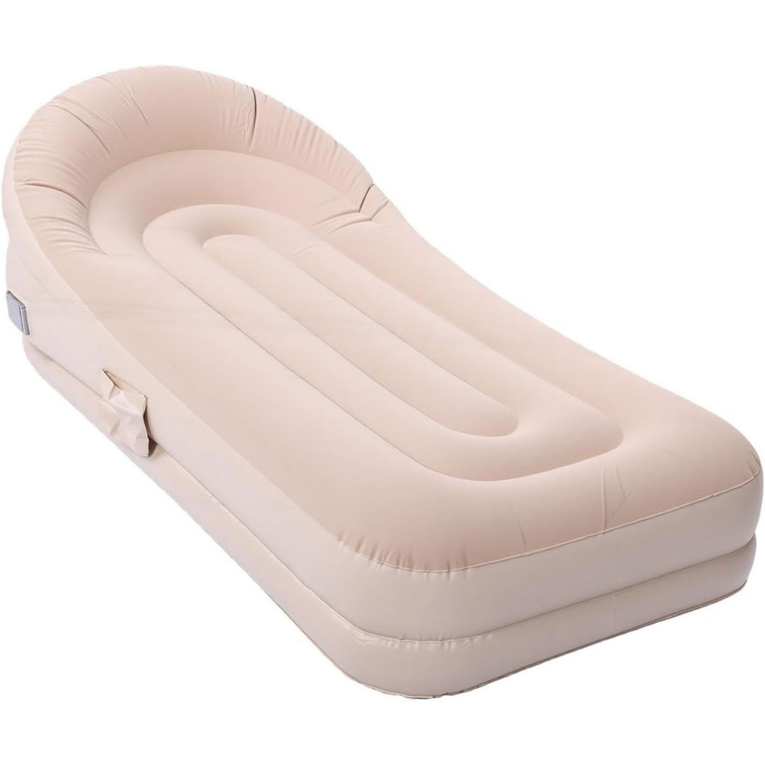 Eine klappbare Konstruktion praegt das Sofa in Creme