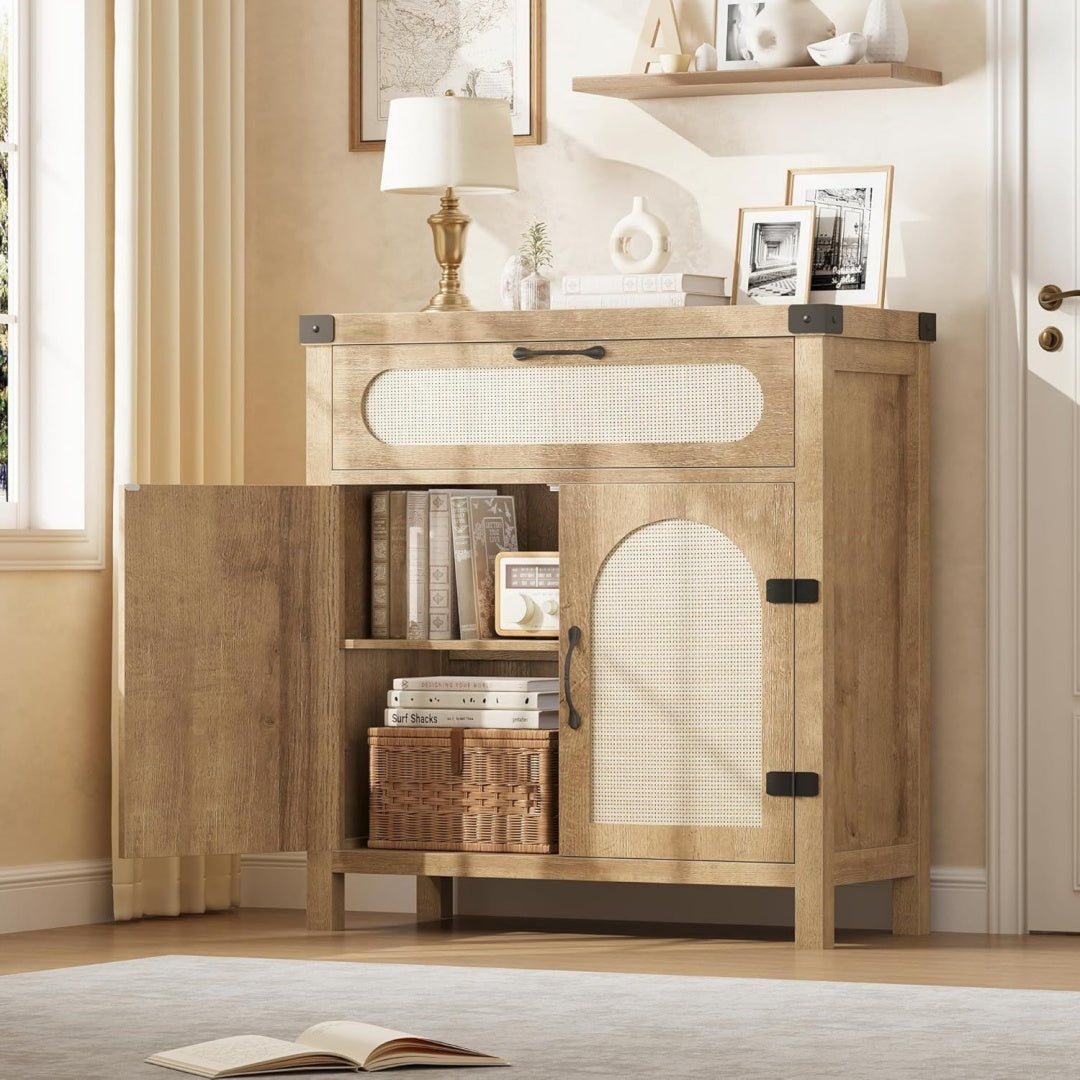 Sideboard mit verstellbaren Ablagen und Holzbeinen
