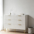 Strukturierte Fronten und ein Metallgestell bestimmen das Sideboard