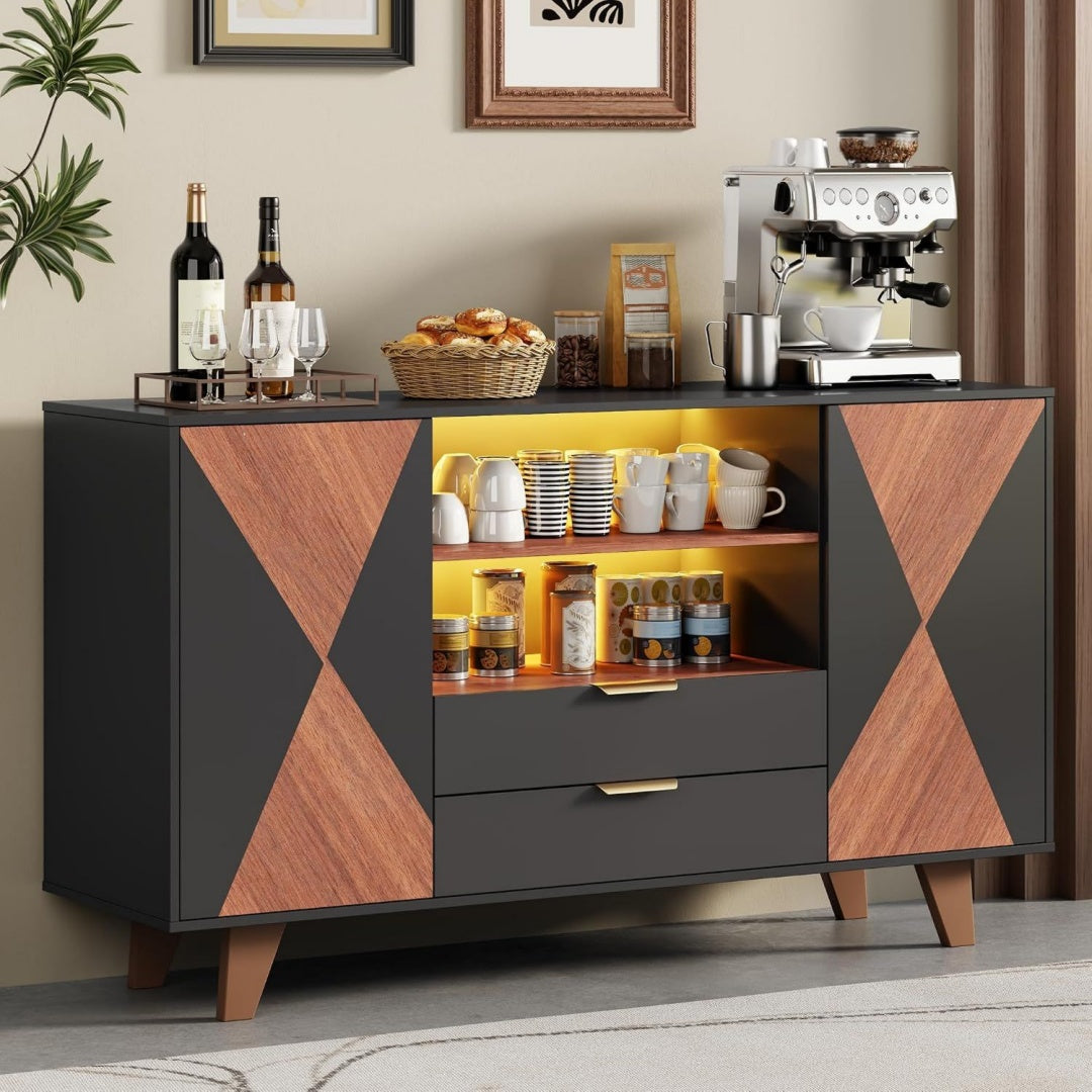 Sideboard verbindet Metallgriffe und LED Beleuchtung