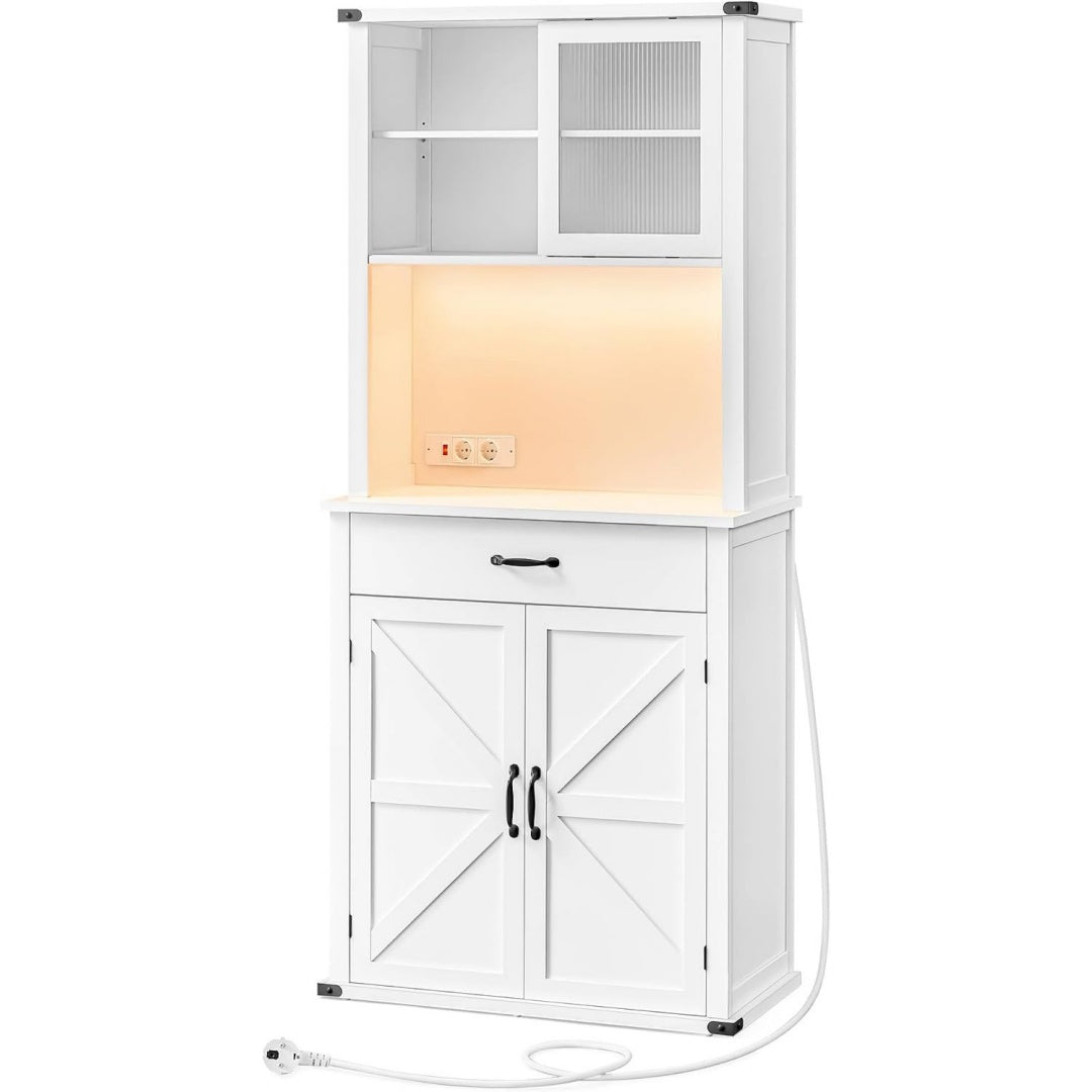Das Sideboard zeigt Schiebetueren in Weiss