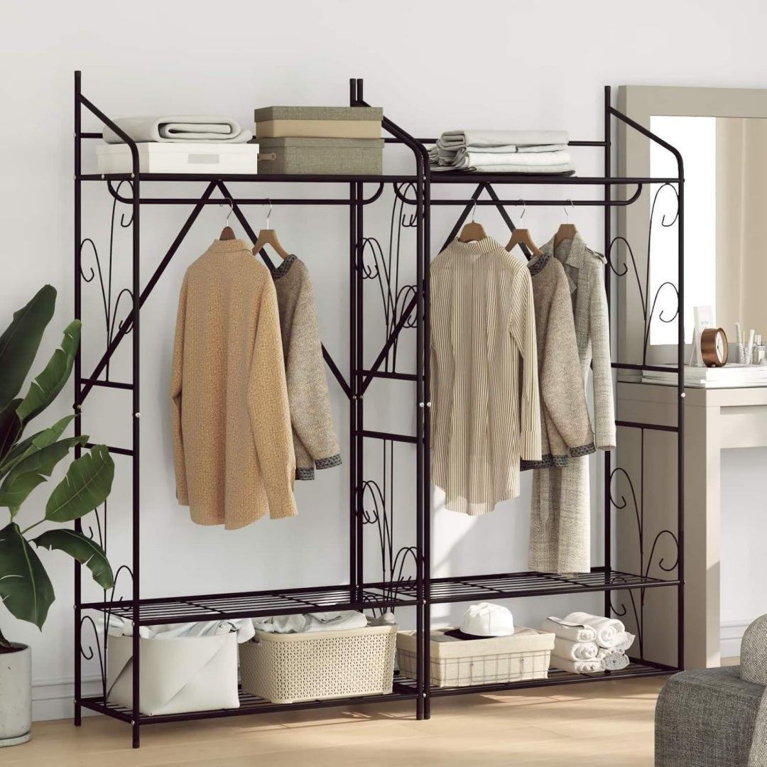 Der Kleiderschrank misst 78 x 36 x 158 cm in Schwarz